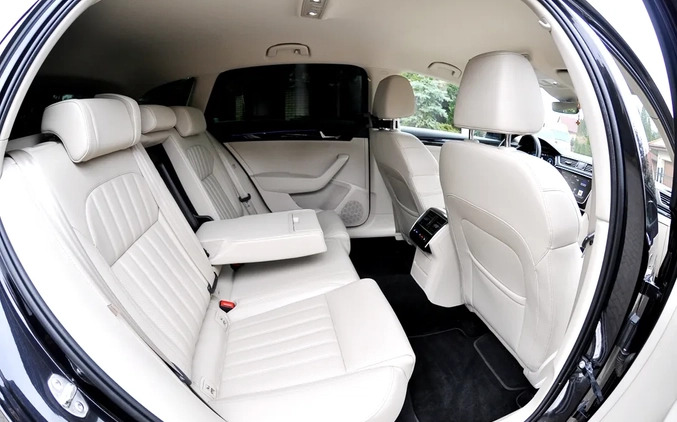 Skoda Superb cena 91500 przebieg: 181000, rok produkcji 2018 z Płock małe 704